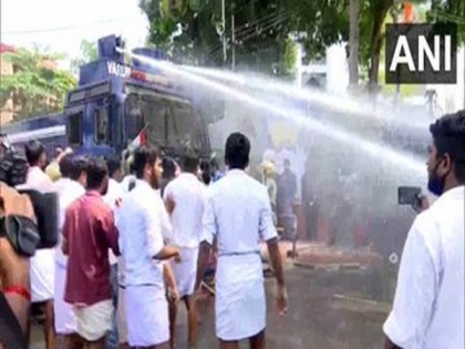 Kerala Police uses water cannons on Youth Congress workers protesting against backdoor appointment by LDF govt | Kerala Police uses water cannons on Youth Congress workers protesting against backdoor appointment by LDF govt