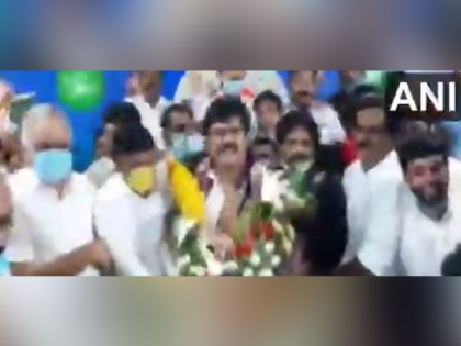 Social distancing norms flouted as Andhra minister celebrates YSRCP govt's one year rule | Social distancing norms flouted as Andhra minister celebrates YSRCP govt's one year rule