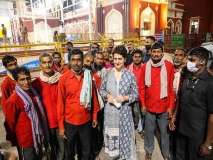 Priyanka Gandhi Vadra interacts with 'coolies' at Charbagh railway station in Lucknow | Priyanka Gandhi Vadra interacts with 'coolies' at Charbagh railway station in Lucknow