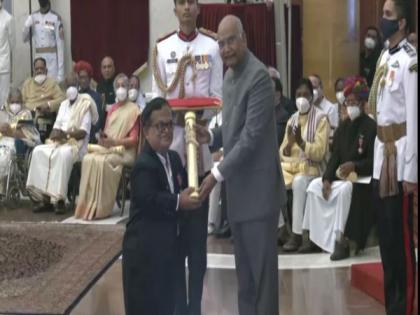 President Kovind confers Padma Shri to Dwarf Para Athlete KY Venkatesh | President Kovind confers Padma Shri to Dwarf Para Athlete KY Venkatesh President Kovind confers Padma Shri to Dwarf Para Athlete KY Venkatesh | President Kovind confers Padma Shri to Dwarf Para Athlete KY Venkatesh