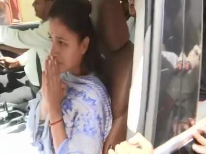 Hanuman Chalisa row: Navneet Rana released from jail, taken to hospital for medical check-up | Hanuman Chalisa row: Navneet Rana released from jail, taken to hospital for medical check-up