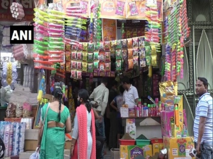 COVID-19 scare dampens Holi spirit as sales of colours and other items affected in UP | COVID-19 scare dampens Holi spirit as sales of colours and other items affected in UP