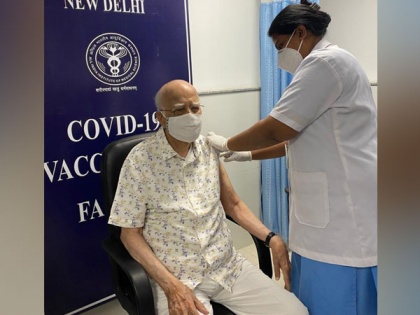 LK Advani takes second dose of COVID-19 vaccine | LK Advani takes second dose of COVID-19 vaccine