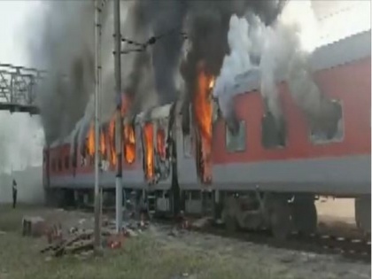 Two coaches of Udhampur-Durg Express catch fire in MP; No casualty reported | Two coaches of Udhampur-Durg Express catch fire in MP; No casualty reported