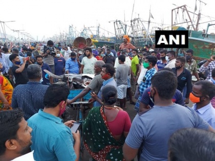 Tamil Nadu: People flout COVID-19 norms in Chennai's Kasimedu fish market | Tamil Nadu: People flout COVID-19 norms in Chennai's Kasimedu fish market