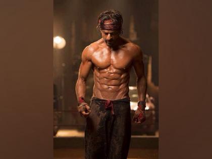 Shah Rukh Khan flaunts his ripped abs in leaked shirtless picture from 'Pathaan' sets | Shah Rukh Khan flaunts his ripped abs in leaked shirtless picture from 'Pathaan' sets