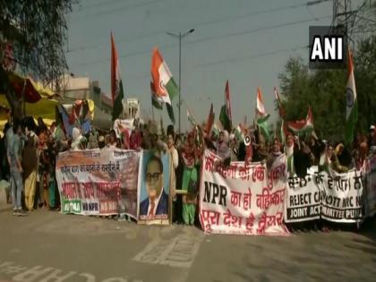 Shaheen Bagh protesters march to meet Amit Shah, stopped by police | Shaheen Bagh protesters march to meet Amit Shah, stopped by police