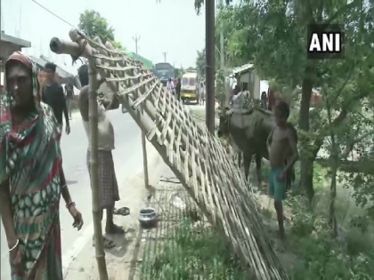 Bihar floods: Villagers put up temporary shelters; wait for help turns endless | Bihar floods: Villagers put up temporary shelters; wait for help turns endless