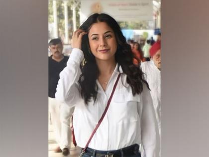Shehnaaz Gill aces white shirt and blue jeans look | Shehnaaz Gill aces white shirt and blue jeans look