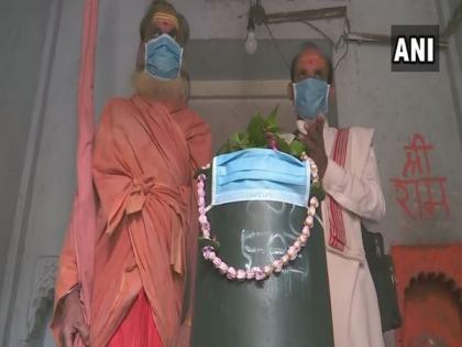 UP: Priest covers 'Shivling' with mask as air quality worsens in Varanasi | UP: Priest covers 'Shivling' with mask as air quality worsens in Varanasi