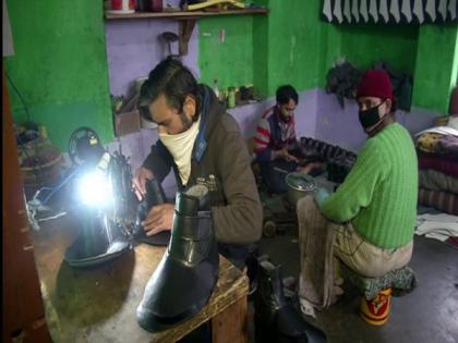 Fur shoes selling like hot cakes in Srinagar after heavy snowfall | Fur shoes selling like hot cakes in Srinagar after heavy snowfall