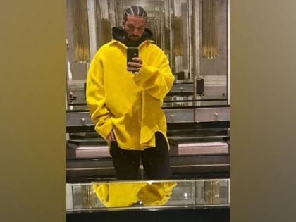 Drake debuts new hair look on social media | Drake debuts new hair look on social media Drake debuts new hair look on social media | Drake debuts new hair look on social media