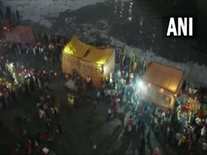Delhi: Devotees perform rituals in toxic foam-laden Yamuna on final day of Chhath puja | Delhi: Devotees perform rituals in toxic foam-laden Yamuna on final day of Chhath puja