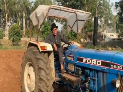 Dharmendra puts out motivational video of himself ploughing a farm, amid COVID-19 | Dharmendra puts out motivational video of himself ploughing a farm, amid COVID-19