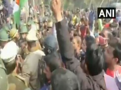 Tense situation at Singhu border farm protest site, police fire tear gas shells | Tense situation at Singhu border farm protest site, police fire tear gas shells