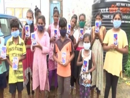 Maharashtra BJP distributes 25 smartphones to trbal kids for online classes | Maharashtra BJP distributes 25 smartphones to trbal kids for online classes