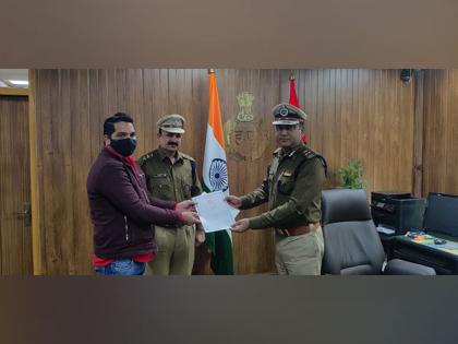 Gurugram taxi driver rewarded for helping arrest child traffickers | Gurugram taxi driver rewarded for helping arrest child traffickers Gurugram taxi driver rewarded for helping arrest child traffickers | Gurugram taxi driver rewarded for helping arrest child traffickers