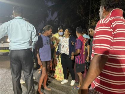 Goa: Smriti Irani helps accident victim on her way to campaign venue | Goa: Smriti Irani helps accident victim on her way to campaign venue