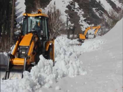 J-K: Snow clearance operation in last phase on Sinthan Top-Kishtwar road | J-K: Snow clearance operation in last phase on Sinthan Top-Kishtwar road