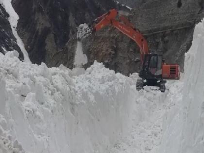 Uttarakhand: Heavy snowfall creates problems for commuters | Uttarakhand: Heavy snowfall creates problems for commuters