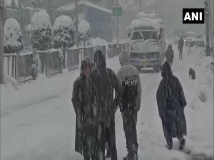 Heavy snowfall disrupts normal life in Srinagar | Heavy snowfall disrupts normal life in Srinagar
