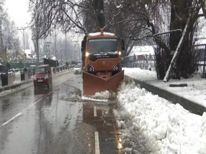 Snow clearance drive in full swing after fresh snowfall in Srinagar | Snow clearance drive in full swing after fresh snowfall in Srinagar