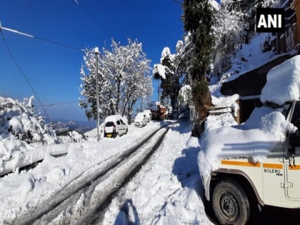 Himachal Pradesh: Manali-Leh highway closed for normal traffic after snowfall at Baralacha pass | Himachal Pradesh: Manali-Leh highway closed for normal traffic after snowfall at Baralacha pass