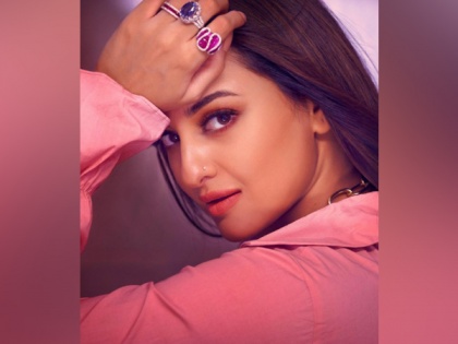 Sonakshi Sinha shares a glimpse from sets of 'Kakuda' | Sonakshi Sinha shares a glimpse from sets of 'Kakuda'