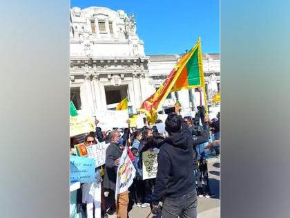 Protestors burn effigies of Sri Lanka President, PM at anti-govt protests in Italy | Protestors burn effigies of Sri Lanka President, PM at anti-govt protests in Italy