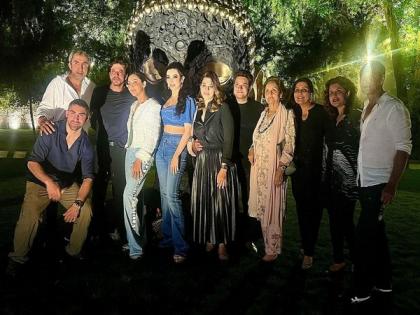 Shah Rukh Khan, Gauri pose with friends in Delhi | Shah Rukh Khan, Gauri pose with friends in Delhi Shah Rukh Khan, Gauri pose with friends in Delhi | Shah Rukh Khan, Gauri pose with friends in Delhi