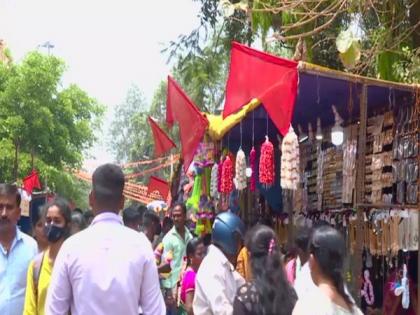 Amid curbs on Muslim traders at temple fair, vendors in Shivamogga display saffron flags | Amid curbs on Muslim traders at temple fair, vendors in Shivamogga display saffron flags Amid curbs on Muslim traders at temple fair, vendors in Shivamogga display saffron flags | Amid curbs on Muslim traders at temple fair, vendors in Shivamogga display saffron flags