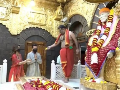 Shilpa Shetty seeks blessings at Shirdi temple with husband Raj Kundra | Shilpa Shetty seeks blessings at Shirdi temple with husband Raj Kundra