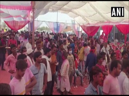 People flout COVID-19 guidelines at Rang Panchami celebrations in MP's Damoh | People flout COVID-19 guidelines at Rang Panchami celebrations in MP's Damoh