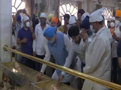 Hardeep Singh Puri offers prayers at Delhi gurudwara before Jan Ashirwad Yatra | Hardeep Singh Puri offers prayers at Delhi gurudwara before Jan Ashirwad Yatra