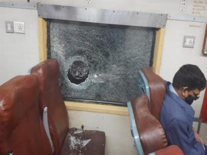 Bihar: Miscreants pelt stones at Danapur-Bhagalpur Intercity Express in Munger | Bihar: Miscreants pelt stones at Danapur-Bhagalpur Intercity Express in Munger