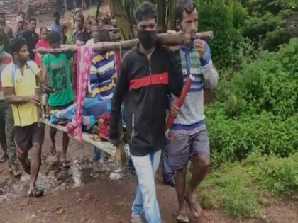 Villagers carry pregnant woman on cot for 10 km due to lack of roads in Andhra's Kinneralova village | Villagers carry pregnant woman on cot for 10 km due to lack of roads in Andhra's Kinneralova village