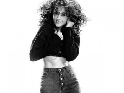 Taapsee Pannu flaunts toned abs in latest monochrome picture | Taapsee Pannu flaunts toned abs in latest monochrome picture