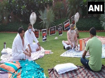 RS Deputy Chairman Harivansh arrives with tea for 8 suspended MPs who camped overnight at Parliament lawns | RS Deputy Chairman Harivansh arrives with tea for 8 suspended MPs who camped overnight at Parliament lawns