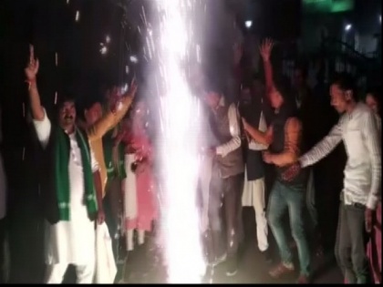 Patna: RJD supporters celebrate Tejashwi Yadav's marriage | Patna: RJD supporters celebrate Tejashwi Yadav's marriage