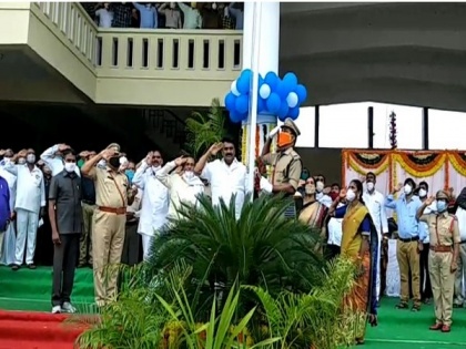 Telangana minister Talasani Srinivas Yadav hoists national flag in Medak | Telangana minister Talasani Srinivas Yadav hoists national flag in Medak