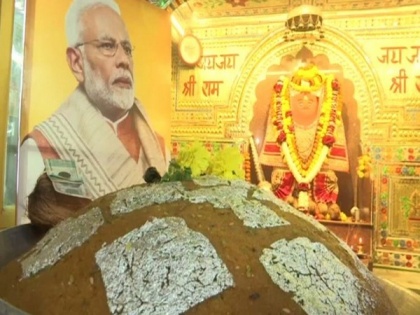 Bhopal: BJP workers offer 69 kg laddoo to Lord Hanuman on PM's birthday... | Bhopal: BJP workers offer 69 kg laddoo to Lord Hanuman on PM's birthday...