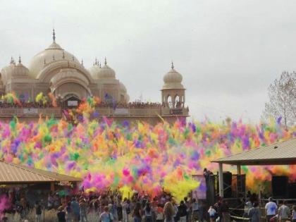 Dwarkadhish devotees mark early Holi celebrations with enthusiastic dance | Dwarkadhish devotees mark early Holi celebrations with enthusiastic dance