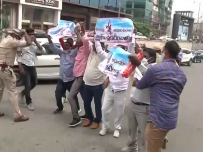 Hyderabad: Sadhana Samithi demands to make Parakala separate district, protests in front of CM Camp Office | Hyderabad: Sadhana Samithi demands to make Parakala separate district, protests in front of CM Camp Office