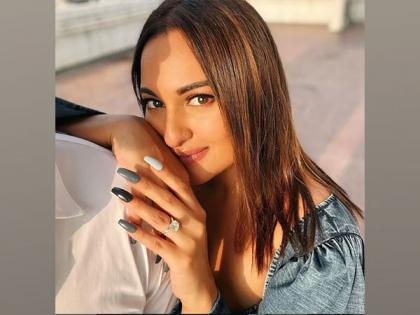 Sonakshi Sinha engaged? Actress flaunts diamond ring while posing with mystery man | Sonakshi Sinha engaged? Actress flaunts diamond ring while posing with mystery man Sonakshi Sinha engaged? Actress flaunts diamond ring while posing with mystery man | Sonakshi Sinha engaged? Actress flaunts diamond ring while posing with mystery man