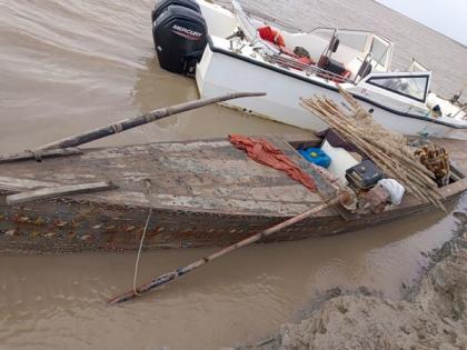 BSF apprehends two Pakistani fishermen, seizes 4 fishing boats from Bhuj | BSF apprehends two Pakistani fishermen, seizes 4 fishing boats from Bhuj