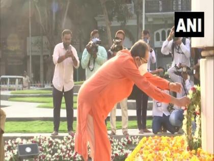 Maharashtra CM Uddhav Thackeray pays tribute to those who sacrificed lives for Samyukta movement | Maharashtra CM Uddhav Thackeray pays tribute to those who sacrificed lives for Samyukta movement