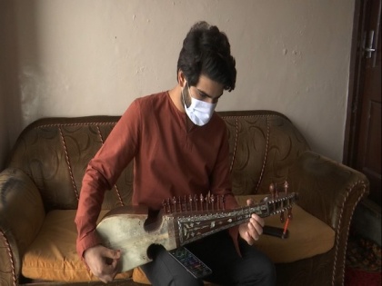 Kashmiri artist inspires youth to learn traditional instrument of 'Rabab' | Kashmiri artist inspires youth to learn traditional instrument of 'Rabab'