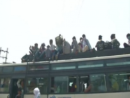 Large crowds at Muzaffarpur bus stop amid lockdown | Large crowds at Muzaffarpur bus stop amid lockdown
