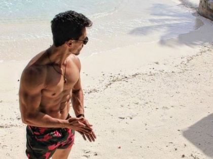 Tiger Shroff flaunts flashboard abs in stunning beach photo | Tiger Shroff flaunts flashboard abs in stunning beach photo