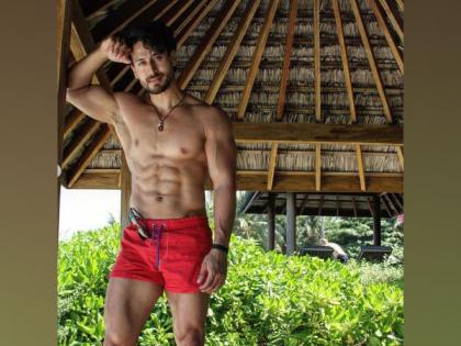 Tiger Shroff extends New Year wishes to fans in dashing shirtless avatar | Tiger Shroff extends New Year wishes to fans in dashing shirtless avatar Tiger Shroff extends New Year wishes to fans in dashing shirtless avatar | Tiger Shroff extends New Year wishes to fans in dashing shirtless avatar